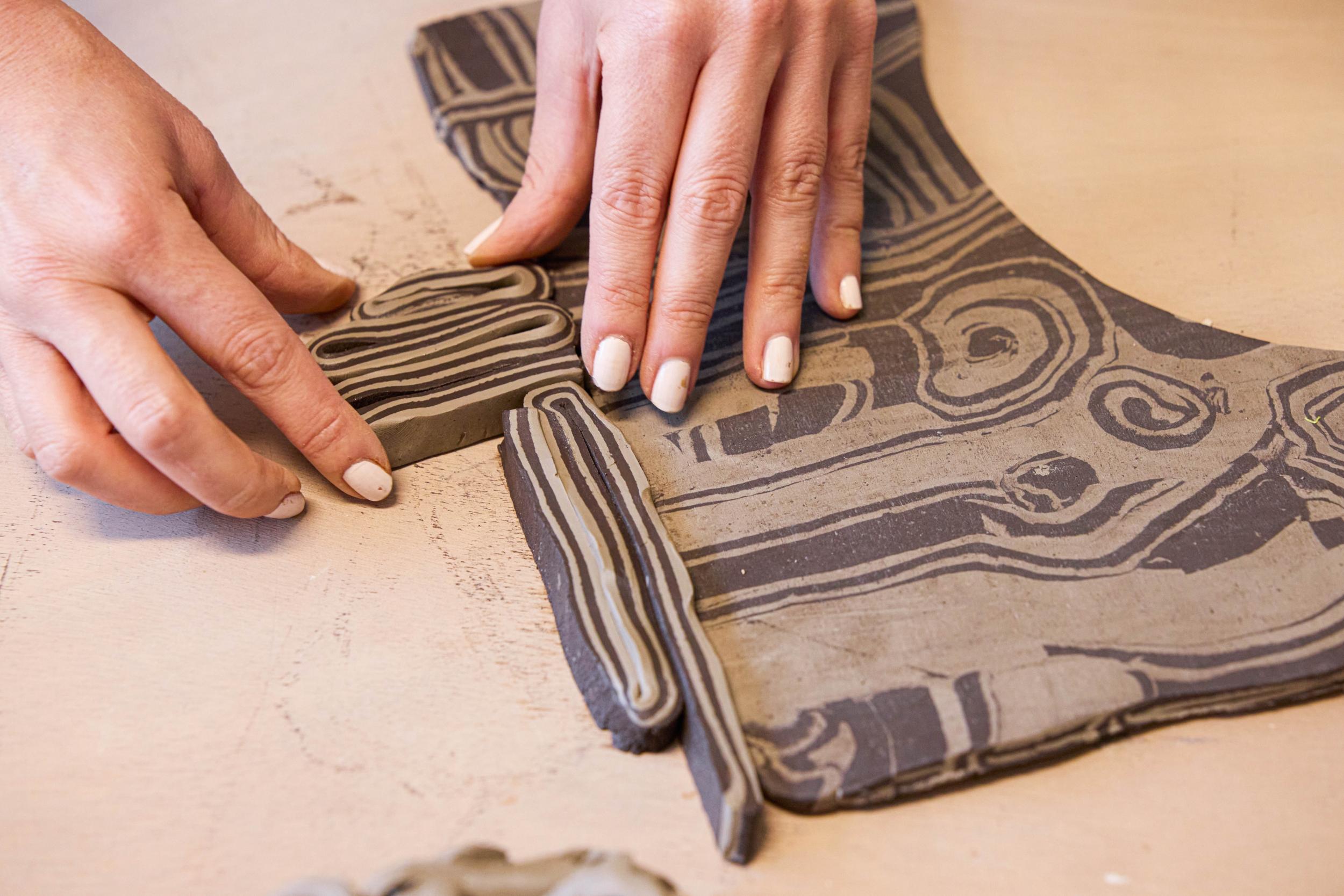 Modelez votre vase ou pied de lampe en terre mêlée avec Céline - Image n°1 - Wecandoo