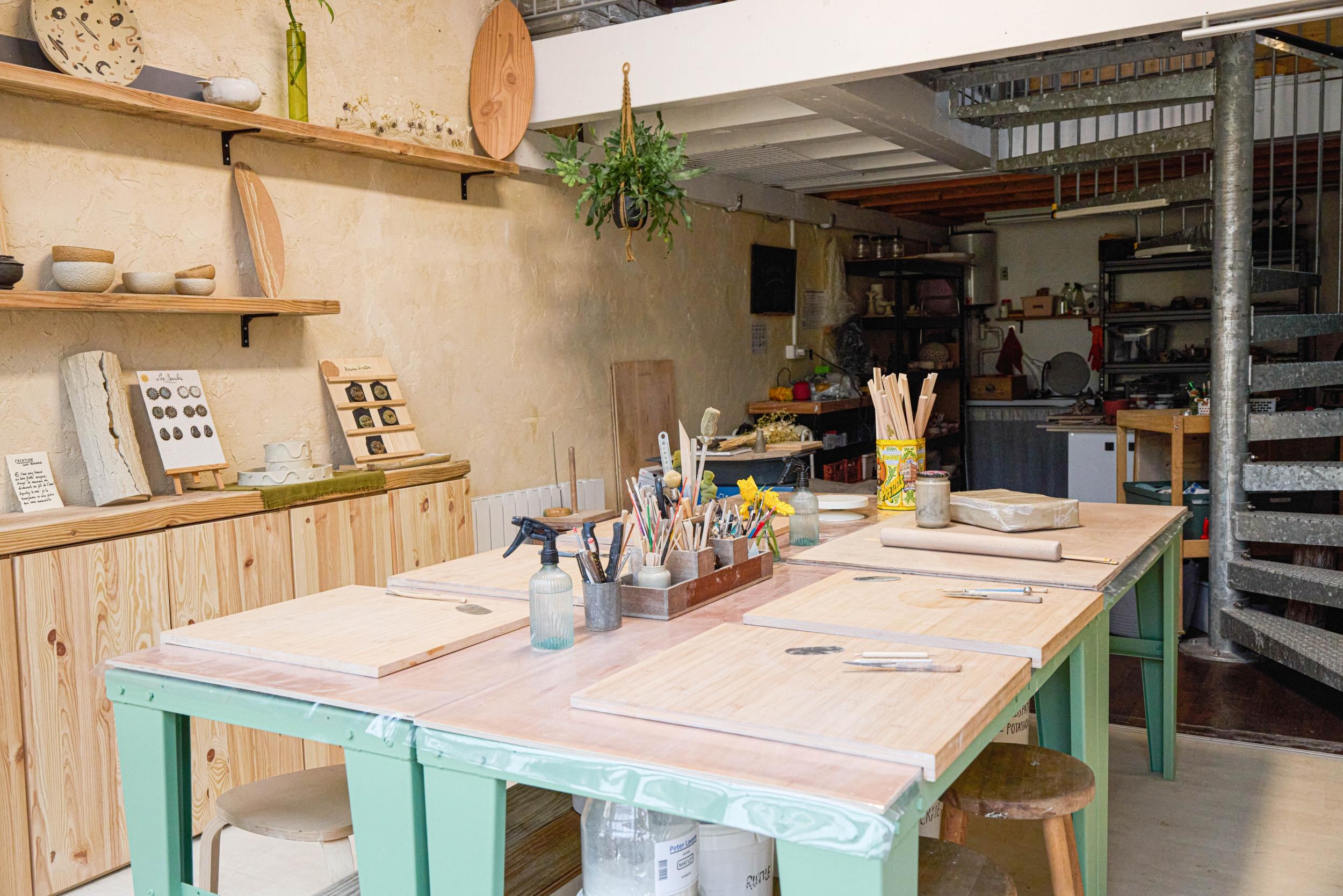 Modelez votre vase ou pied de lampe en terre mêlée avec Céline - Image n°6 - Wecandoo