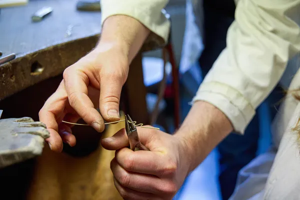 Créez une bague sur mesure en or jaune ou blanc sertie de pierre précieuse avec Nicolas - Image n°4 - Wecandoo