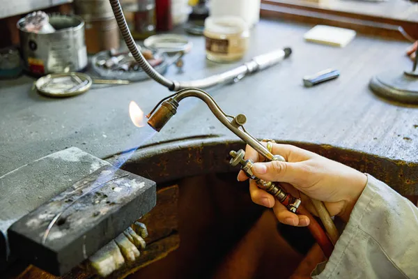 Créez une bague sur mesure en or jaune ou blanc sertie de pierre précieuse avec Nicolas - Image n°3 - Wecandoo