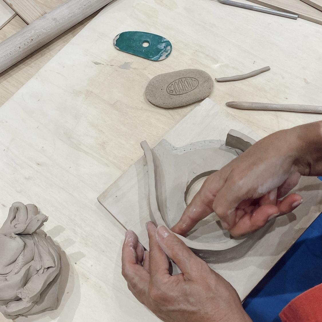 Modelez votre soliflore en céramique avec Camille et son équipe - Image n°3 - Wecandoo