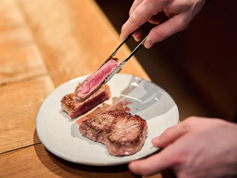 Dégustez cinq vins accompagnés de pièces de bœuf d'exception avec Laury - Image n°1 - Wecandoo