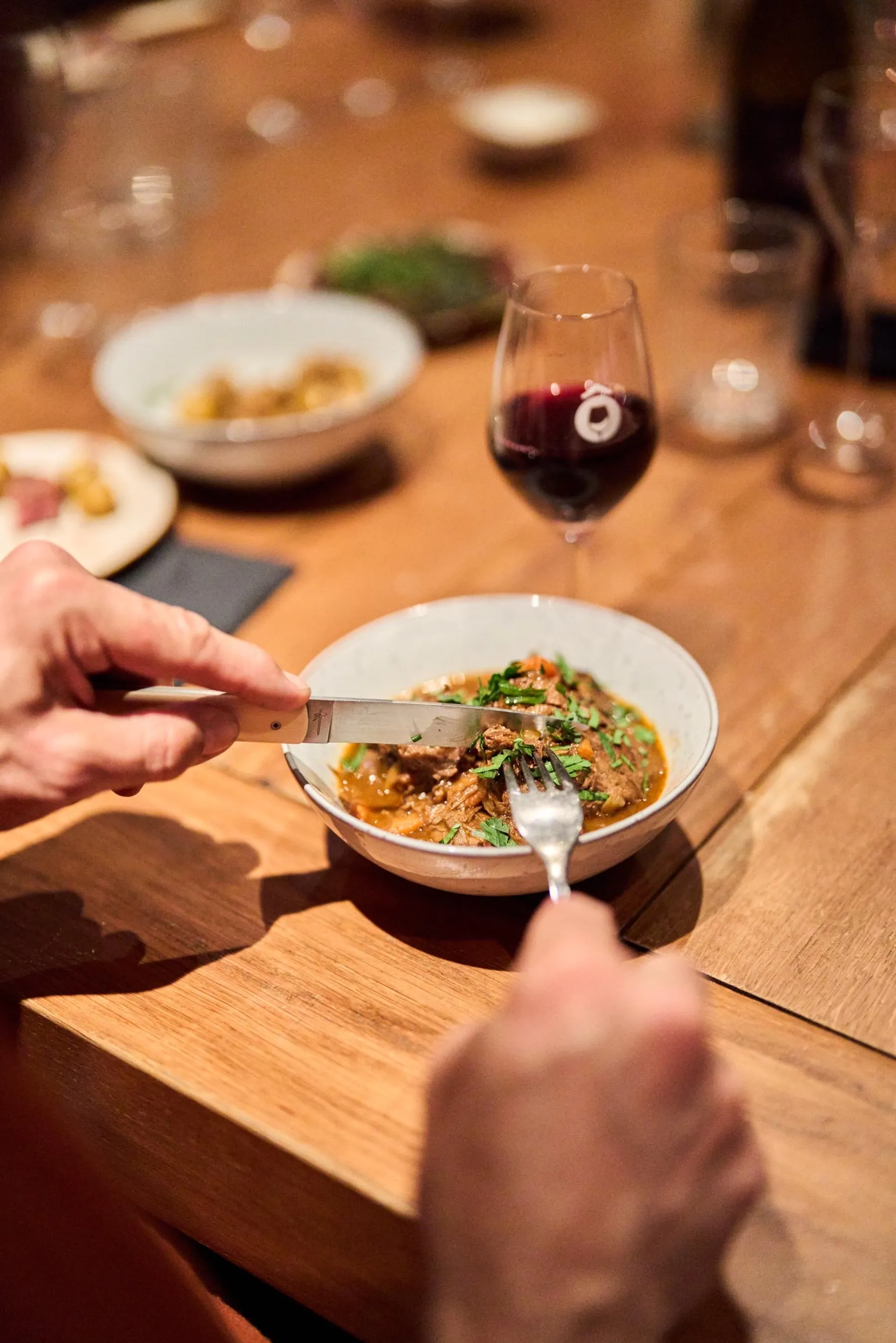 Dégustez cinq vins accompagnés de pièces de bœuf d'exception avec Laury - Afbeelding nr. 4 - Wecandoo