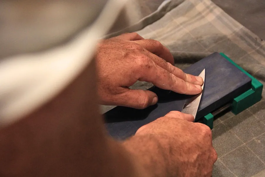 Initiez-vous à l'aiguisage traditionnel japonais avec votre nouveau couteau de table artisanal - Image n°1 - Wecandoo