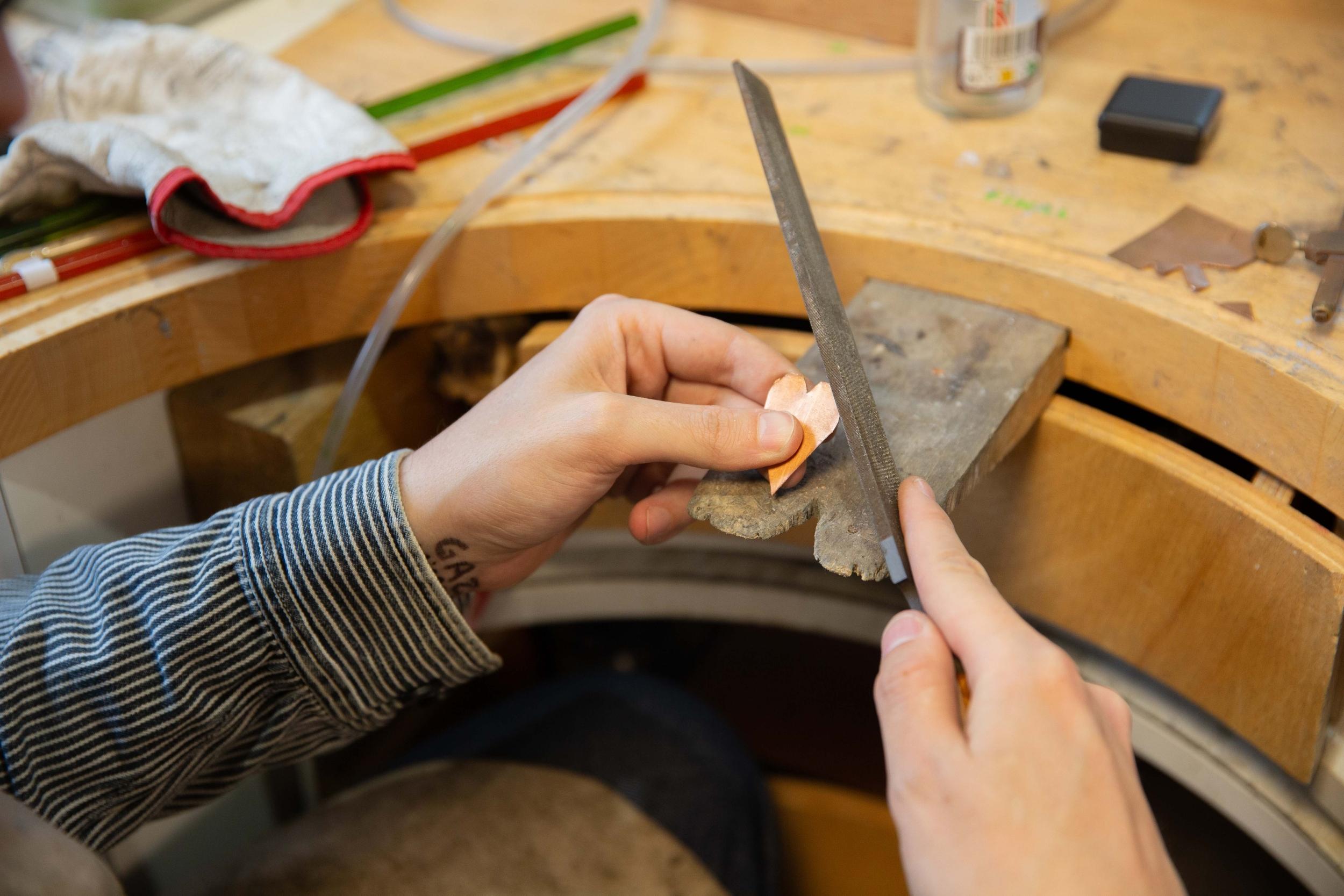 Créez votre médaillon unique en cuivre émaillé avec Maxime - Image n°2 - Wecandoo