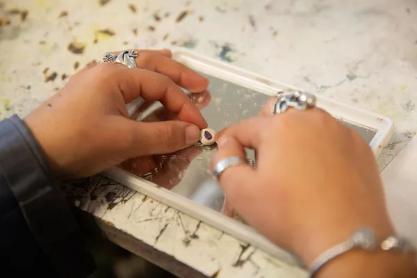 Façonnez votre bague en argent grâce à l'argile métallique avec Maxime - Image n°2 - Wecandoo