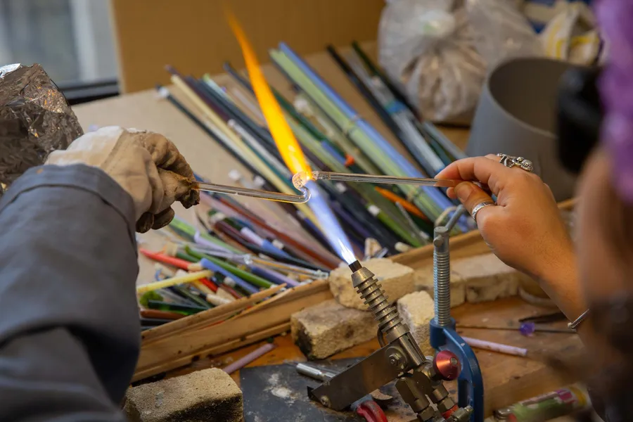 Créez votre collier en perles de verre avec Maxime - Image n°1 - Wecandoo