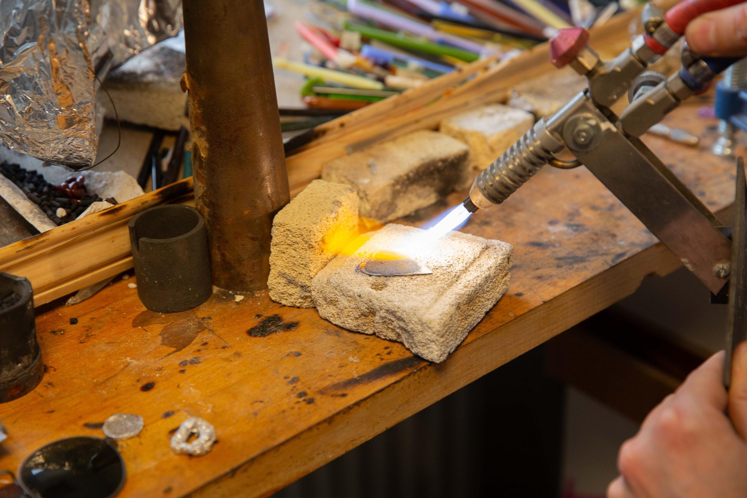 Créez votre médaillon unique en cuivre émaillé avec Maxime - Image n°5 - Wecandoo