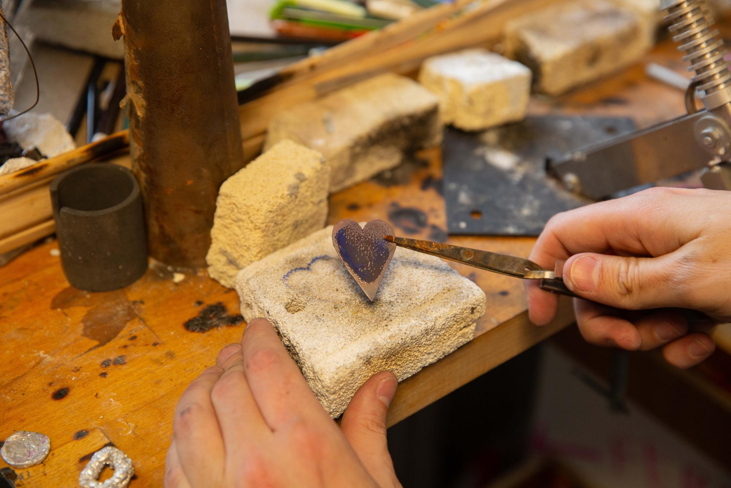 Créez votre médaillon unique en cuivre émaillé avec Maxime - Image n°7 - Wecandoo