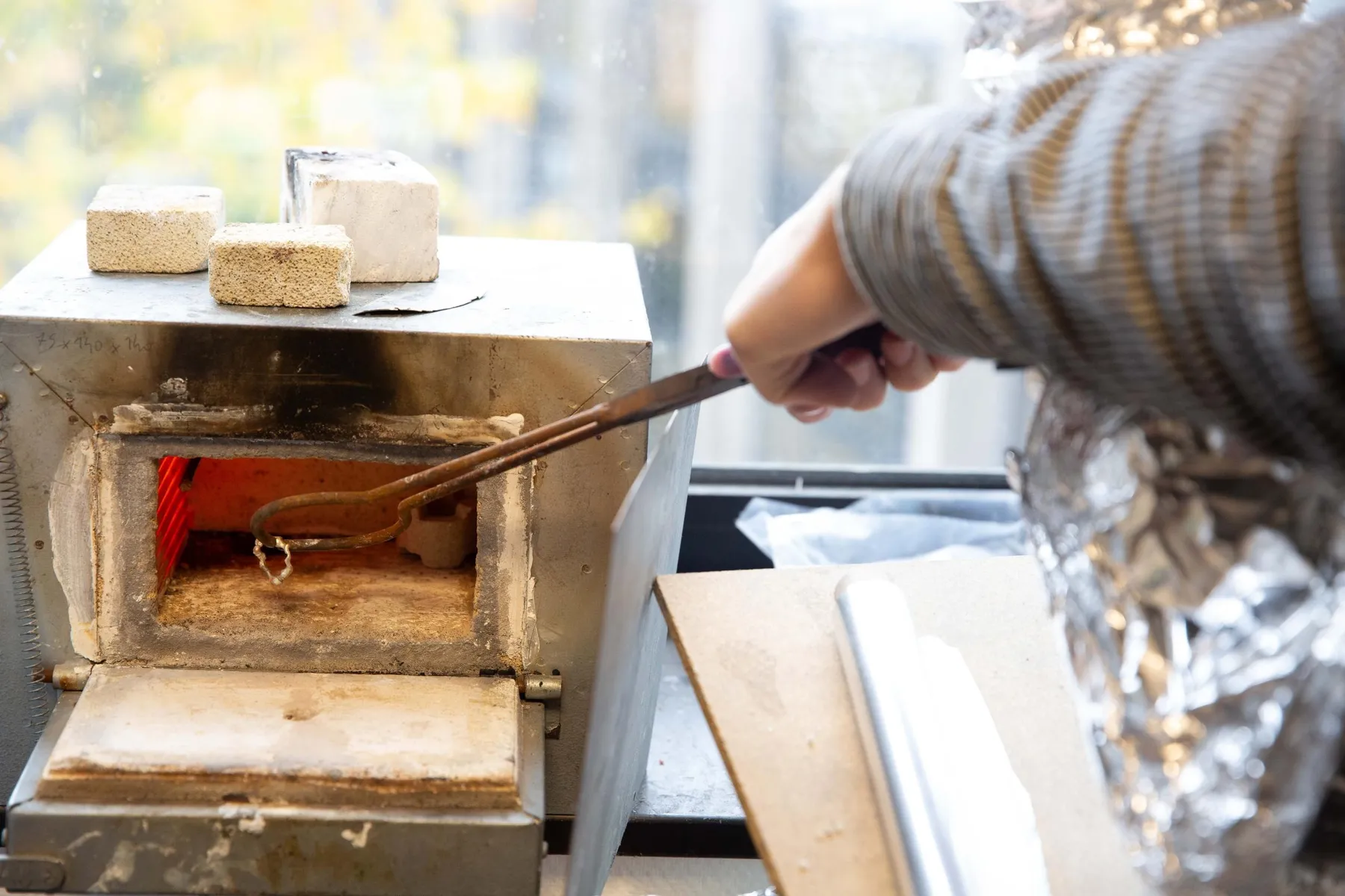 Façonnez votre bague en argent grâce à l'argile métallique avec Maxime - Image n°1 - Wecandoo