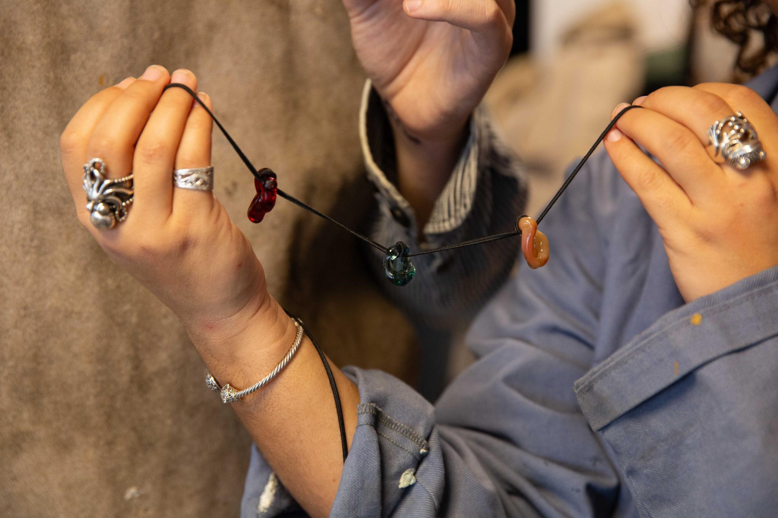 Créez votre collier en perles de verre avec Maxime - Image n°3 - Wecandoo