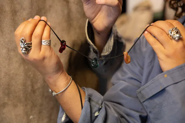 Créez votre collier en perles de verre avec Maxime - Image n°3 - Wecandoo