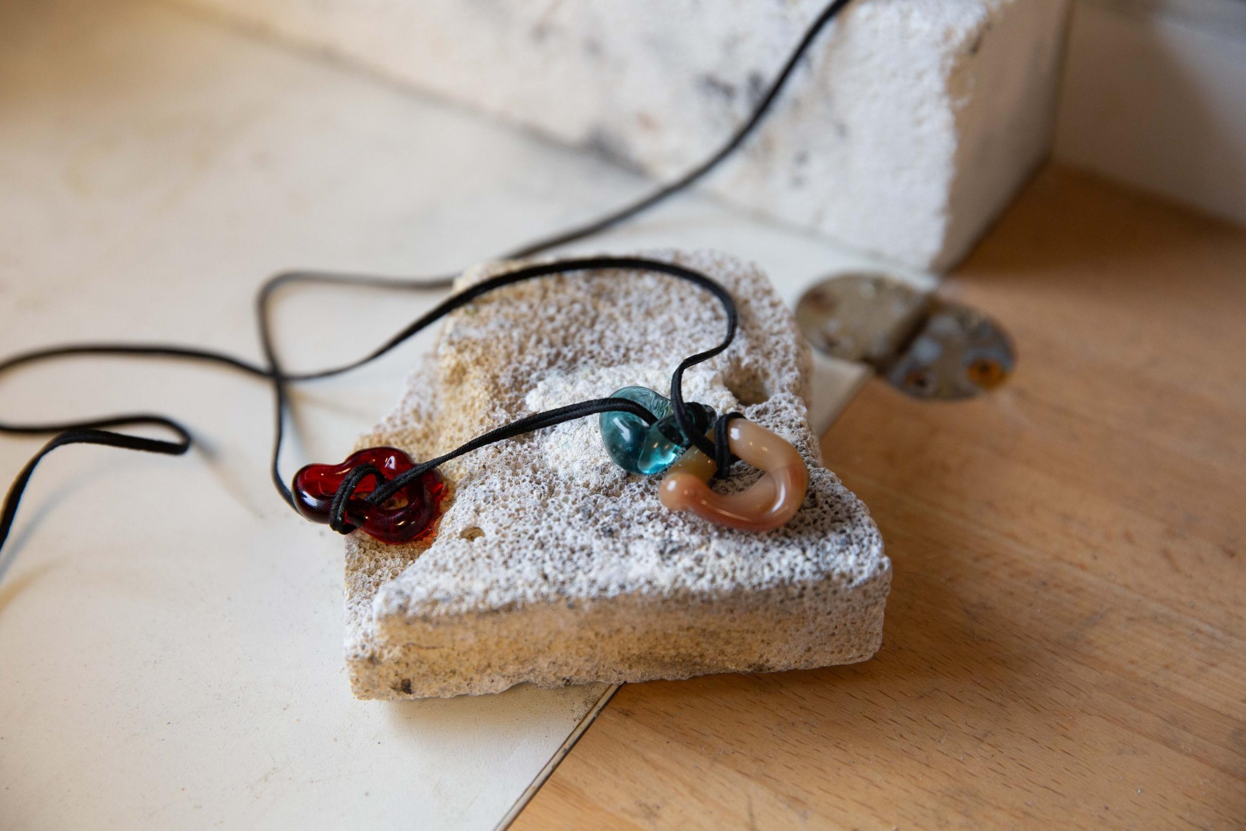 Créez votre collier en perles de verre avec Maxime - Image n°2 - Wecandoo