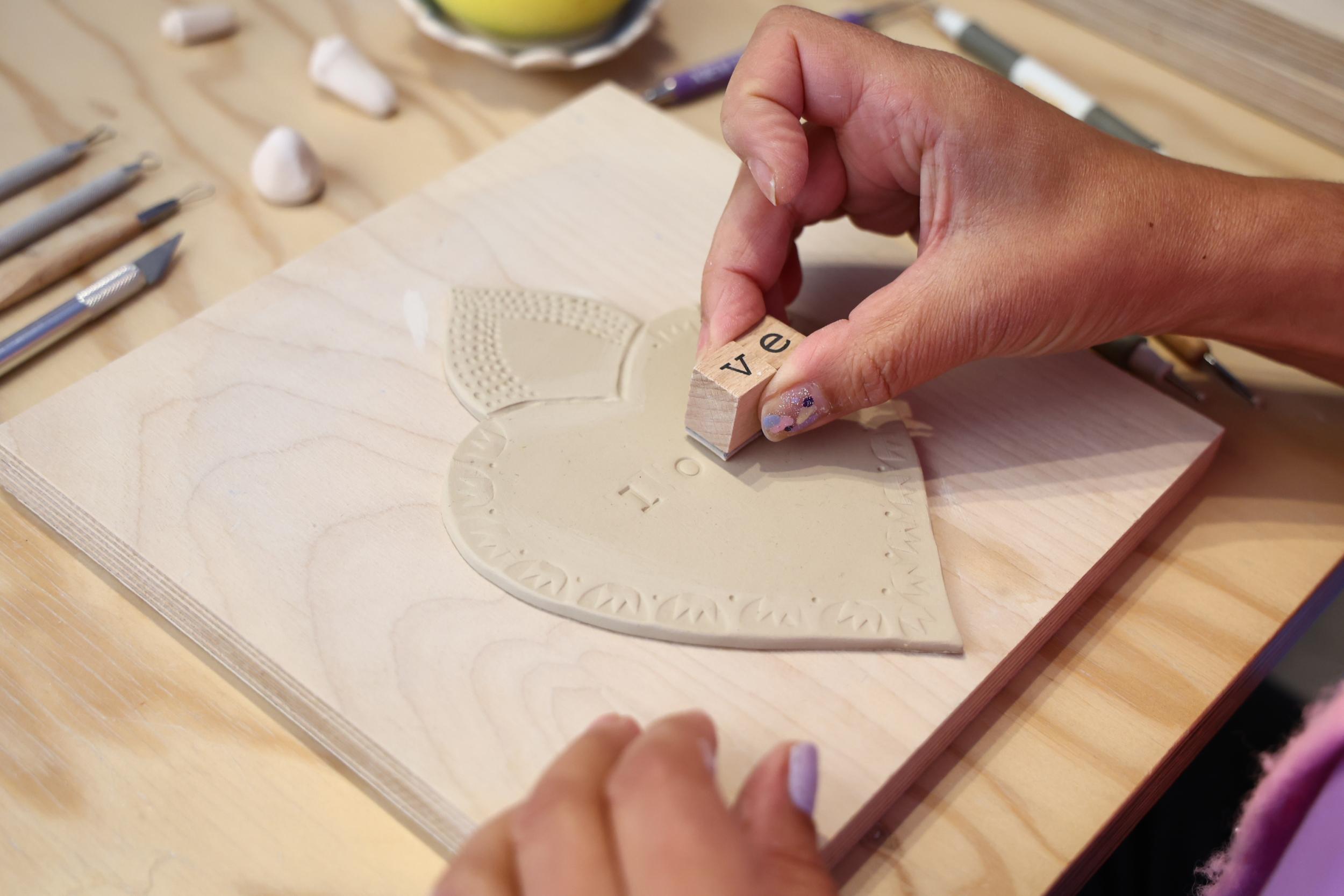 Fabriquez votre décoration murale en céramique avec Marie - Image n°6 - Wecandoo