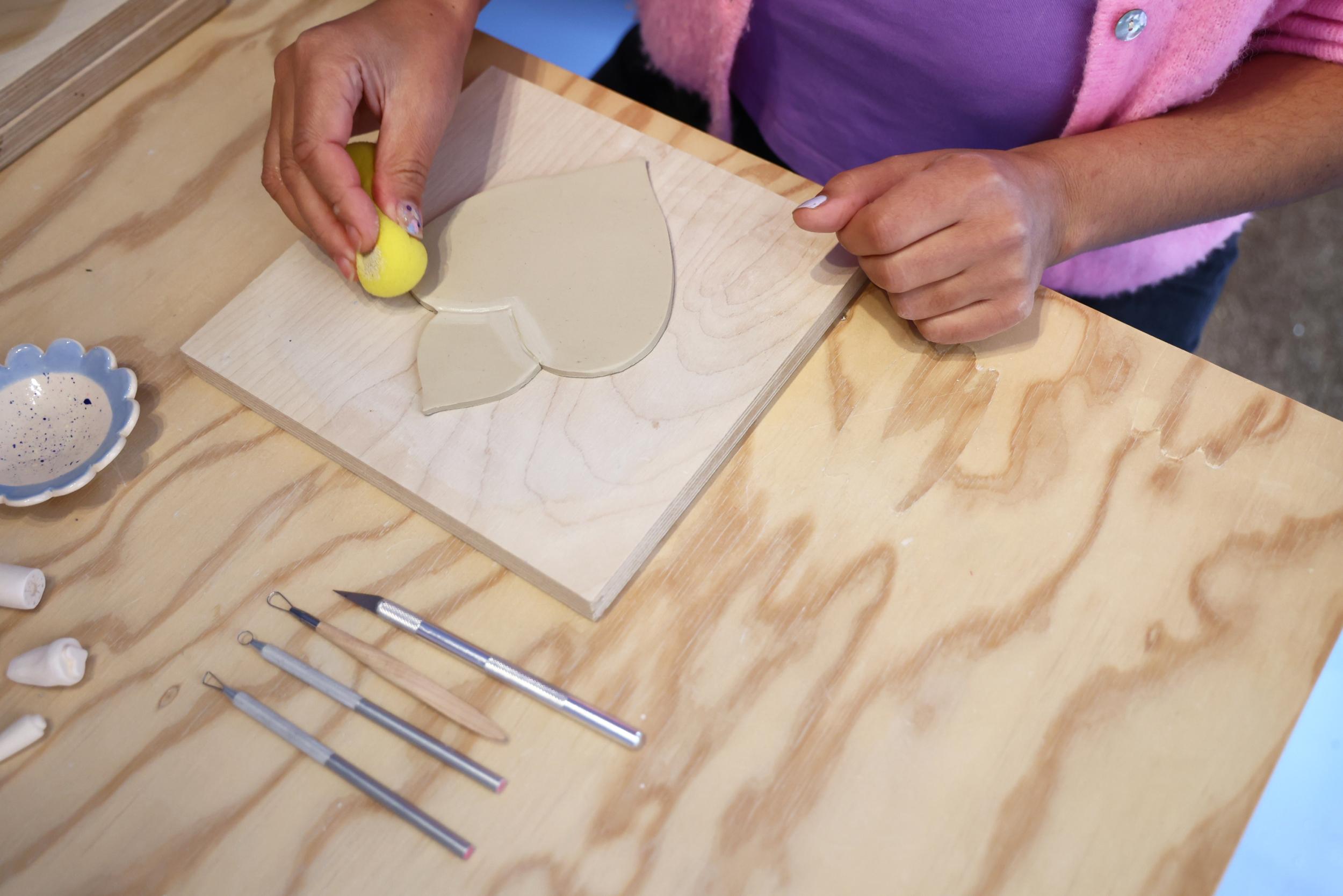 Fabriquez votre décoration murale en céramique avec Marie - Image n°3 - Wecandoo