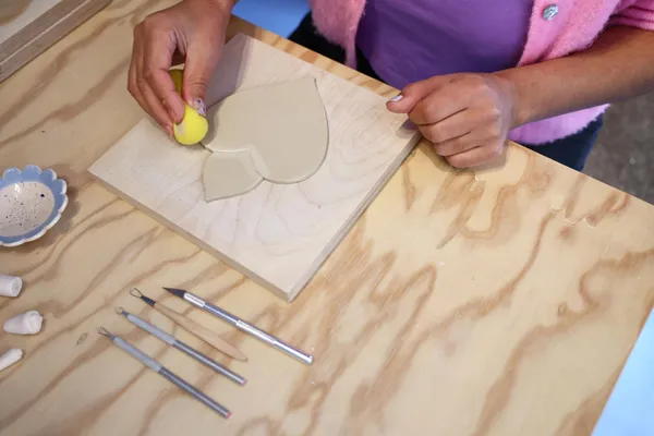 Fabriquez votre décoration murale en céramique avec Marie - Image n°3 - Wecandoo