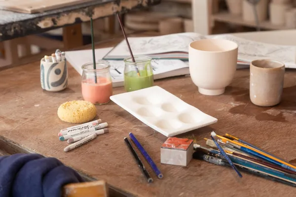 Découvrez la décoration sur céramique autour d’un latte matcha avec Emmanuelle - Image n°2 - Wecandoo