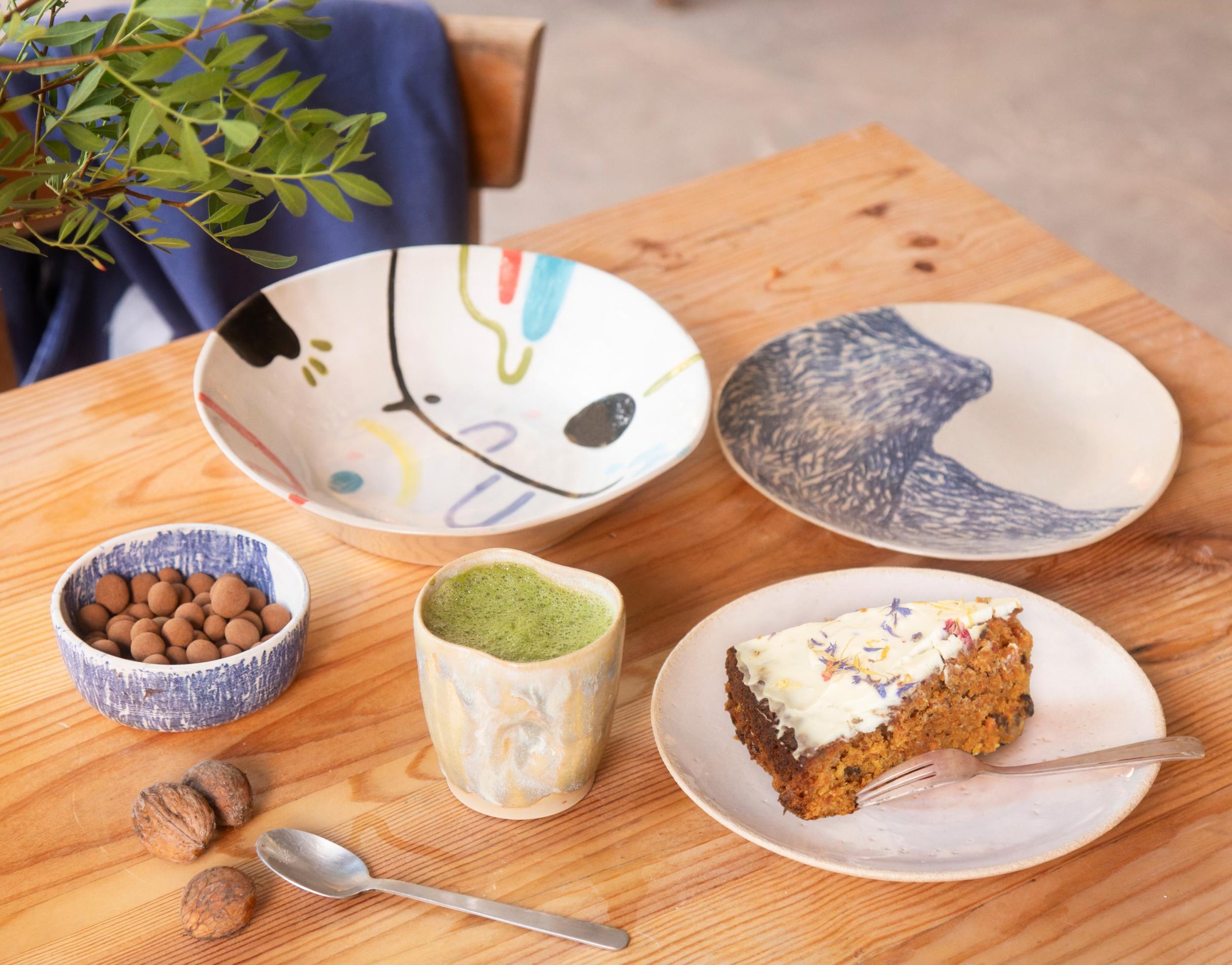 Découvrez la décoration sur céramique autour d’un goûter gourmand avec Emmanuelle - Image n°1 - Wecandoo