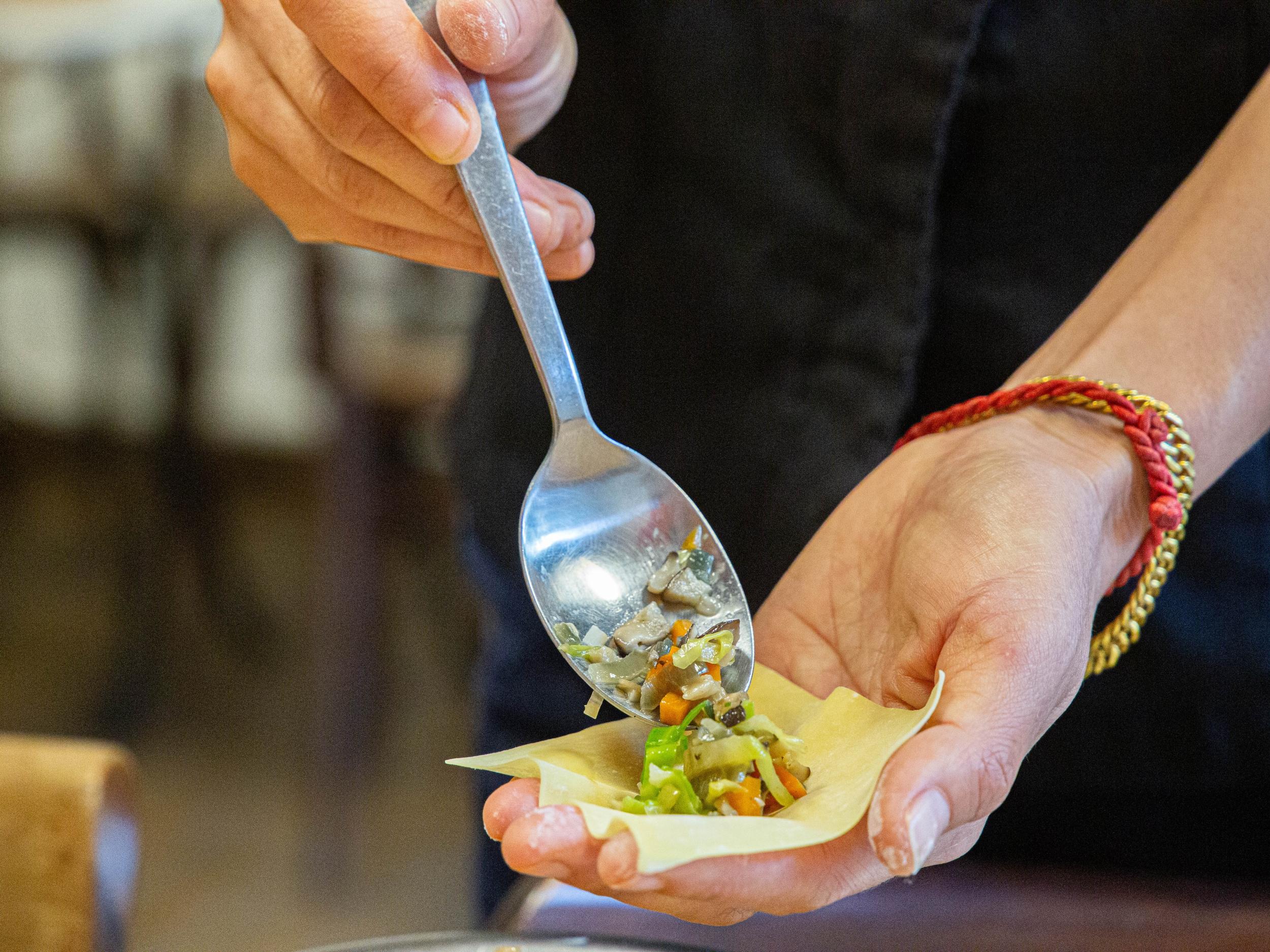 Réalisez vos raviolis wonton farcis aux champignons shiitaké et légumes - Image n°2 - Wecandoo