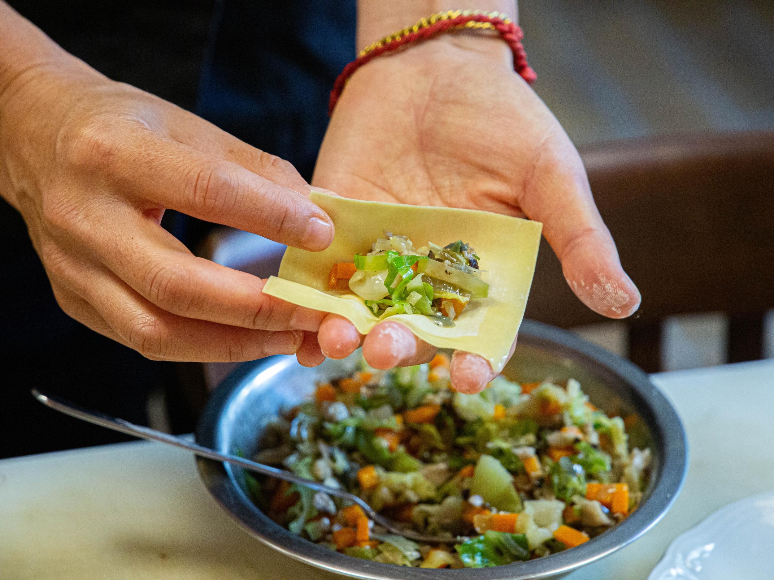 Réalisez vos raviolis wonton farcis aux champignons shiitaké et légumes - Image n°8 - Wecandoo