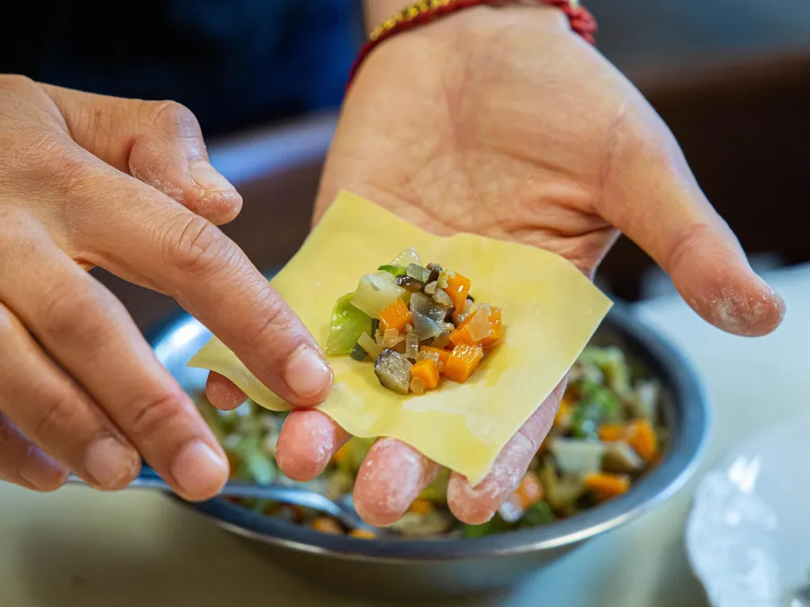 Réalisez vos raviolis wonton farcis aux champignons shiitaké et légumes - Image n°1 - Wecandoo