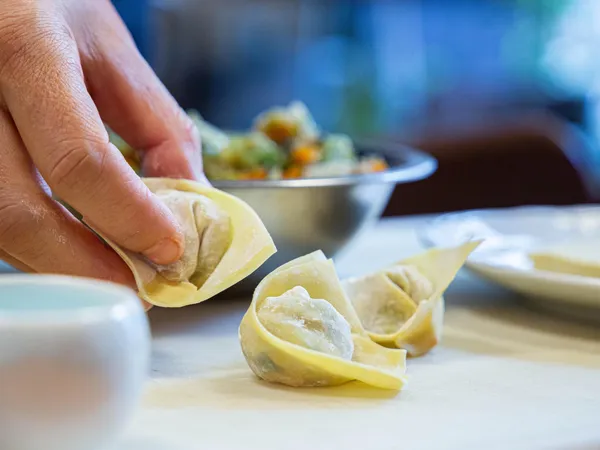 Réalisez vos raviolis wonton farcis aux champignons shiitaké et légumes - Image n°5 - Wecandoo