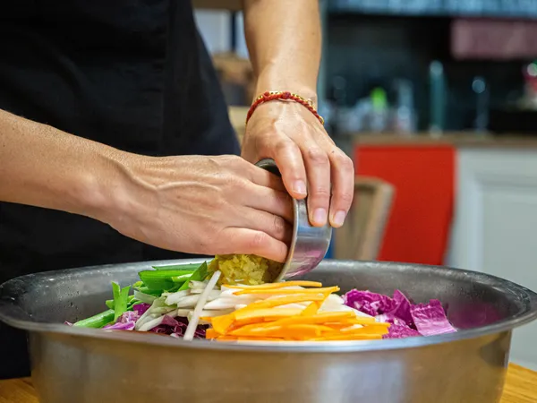 Réalisez votre kimchi traditionnel coréen avec Jennifer - Image n°2 - Wecandoo