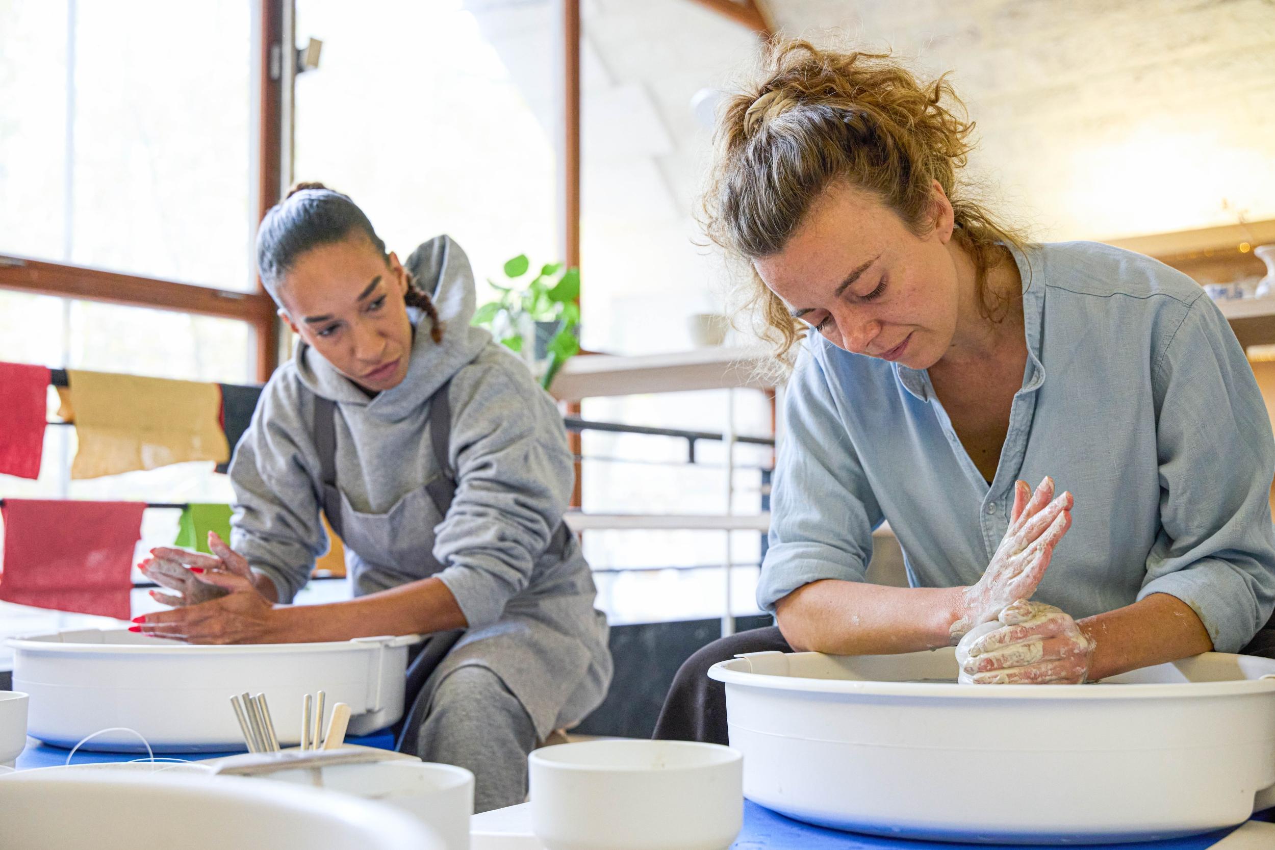 Découvrez l’art du tour de potier avec Blanche - Image n°3 - Wecandoo