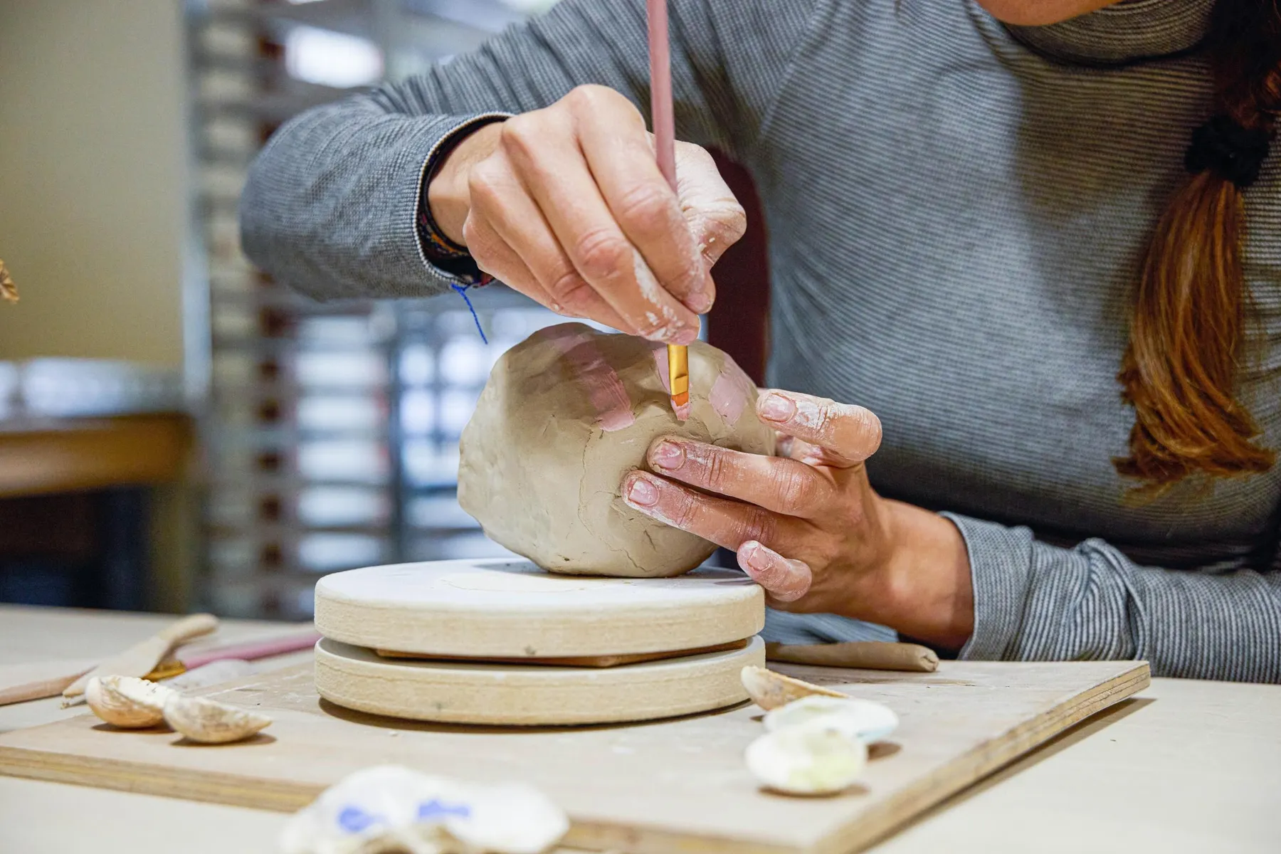 Modelez votre ensemble de pièces en céramique avec Blanche - Image n°2 - Wecandoo