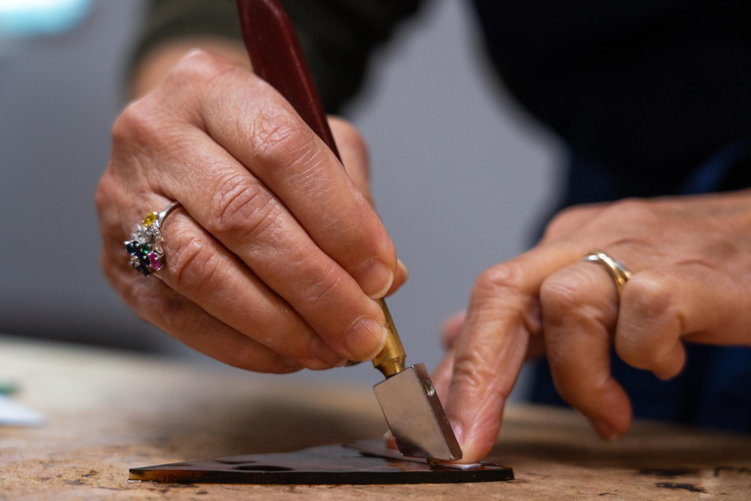 Découvrez l'art du vitrail Tiffany avec Nathalie - Image n°7 - Wecandoo