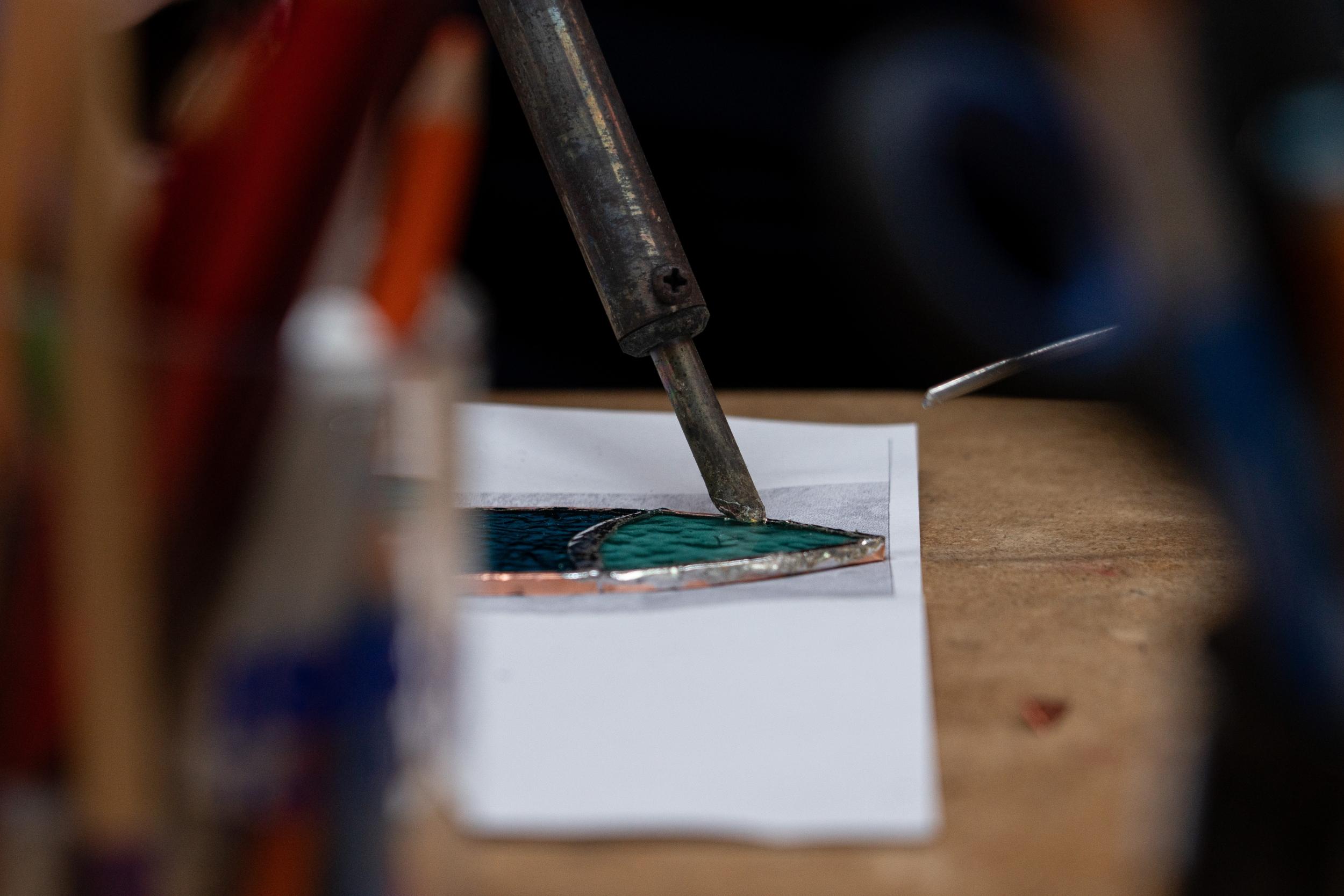 Découvrez l'art du vitrail Tiffany avec Nathalie - Image n°5 - Wecandoo