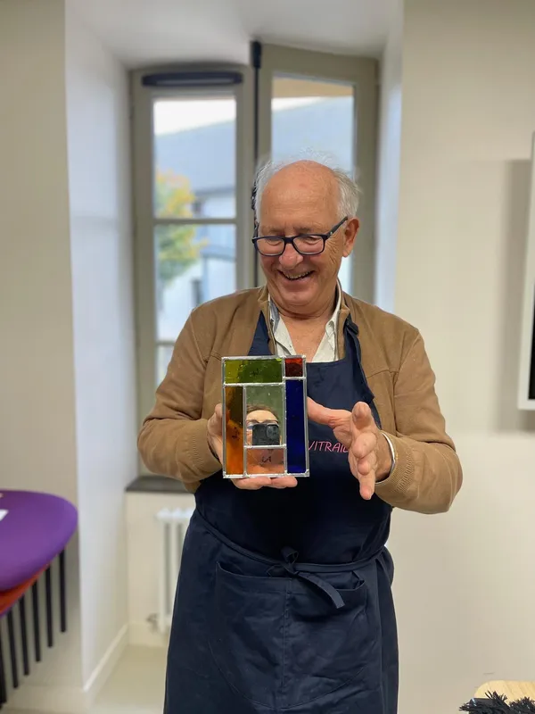 Réalisez en un jour votre miroir en vitrail traditionnel serti dans son cadre avec Stéphanie - Image n°3 - Wecandoo