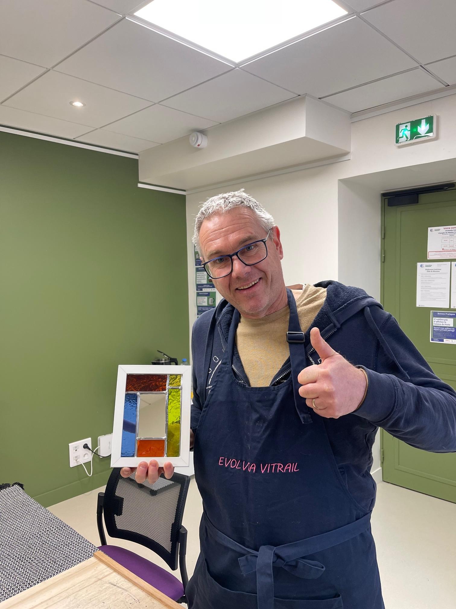 Réalisez en un jour votre miroir en vitrail traditionnel serti dans son cadre avec Stéphanie - Image n°12 - Wecandoo