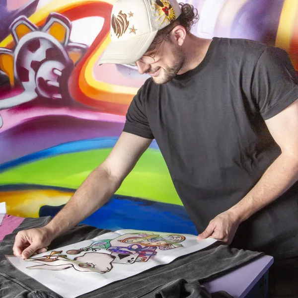 Initiez-vous à la customisation de hoodie  avec Manisha et Lise - Image n°3 - Wecandoo