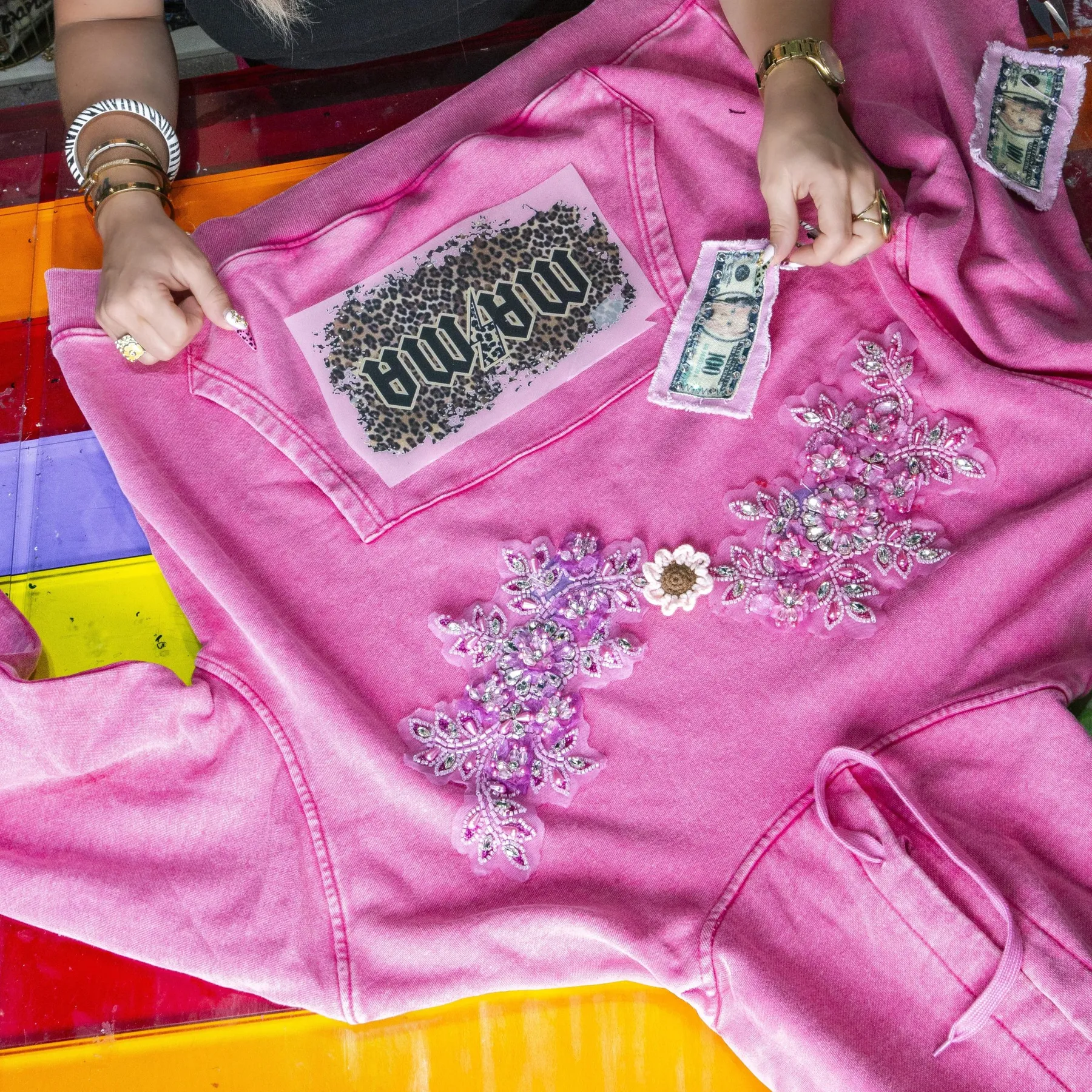 Initiez-vous à la customisation de hoodie  avec Manisha et Lise - Image n°5 - Wecandoo