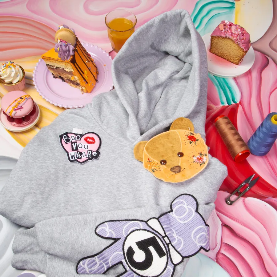 Initiez-vous à la customisation de hoodie  avec Manisha et Lise - Image n°1 - Wecandoo