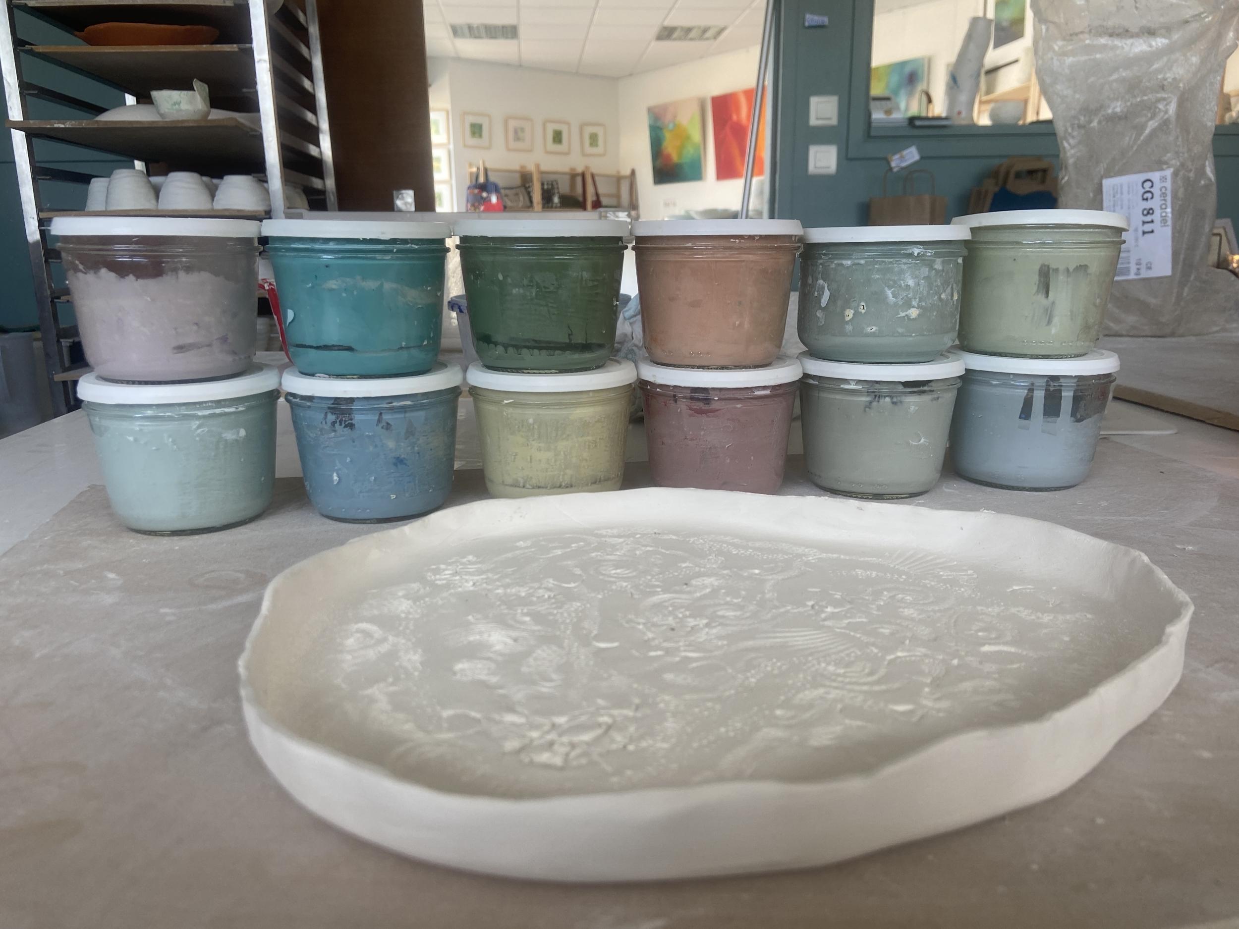 Créez et décorez une assiette en porcelaine avec Murielle - Image n°2 - Wecandoo