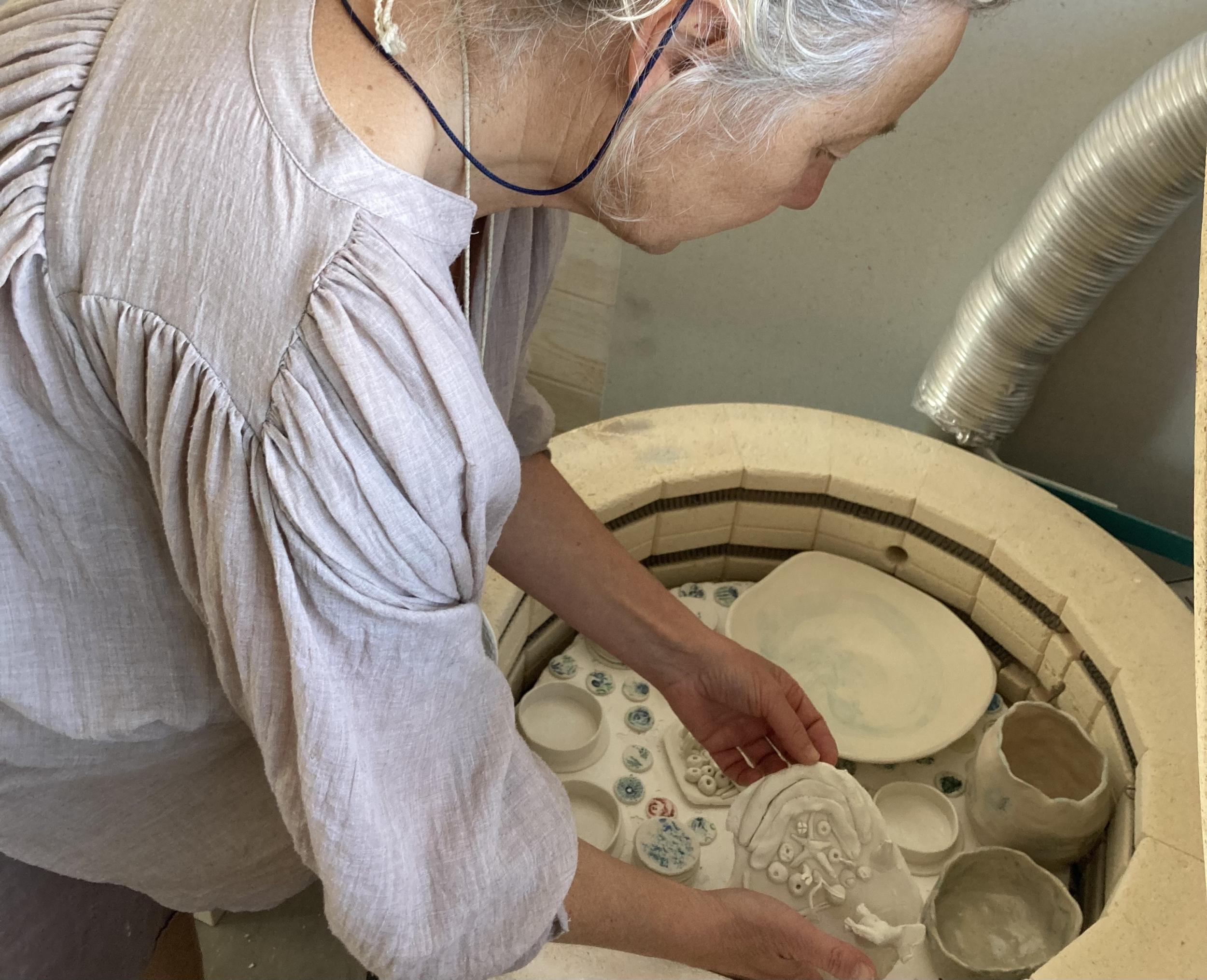 Créez et décorez une assiette en porcelaine avec Murielle - Image n°7 - Wecandoo