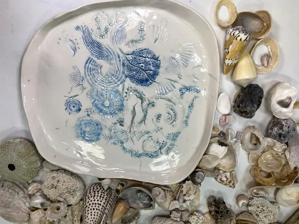 Créez et décorez une assiette en porcelaine
