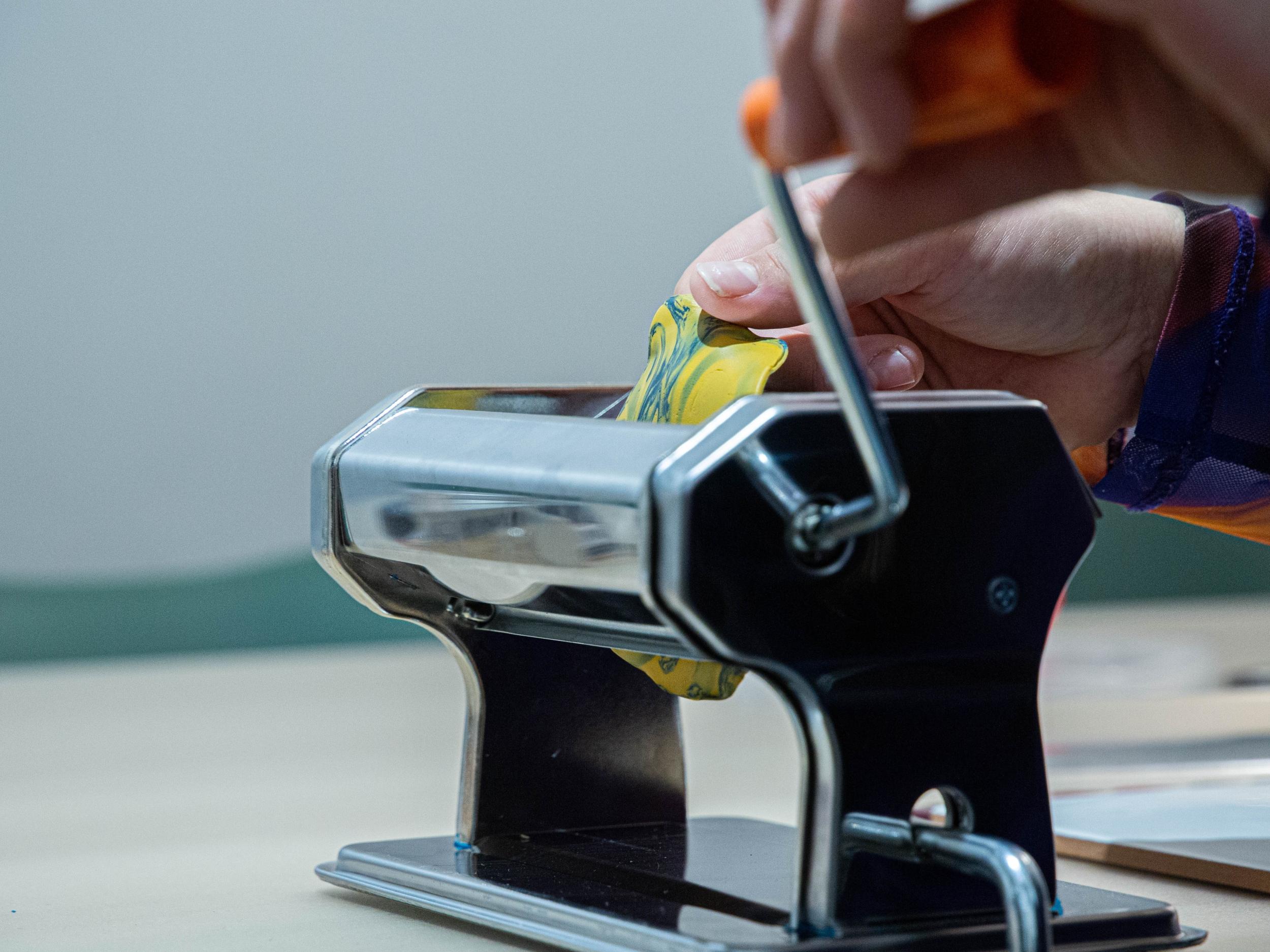 Créez vos boucles d'oreilles en argile polymère avec Léa - Image n°6 - Wecandoo