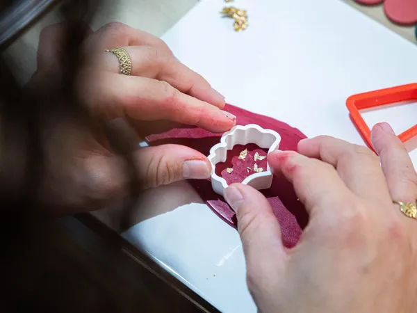 Créez vos boucles d'oreilles en argile polymère avec Léa - Afbeelding nr. 5 - Wecandoo