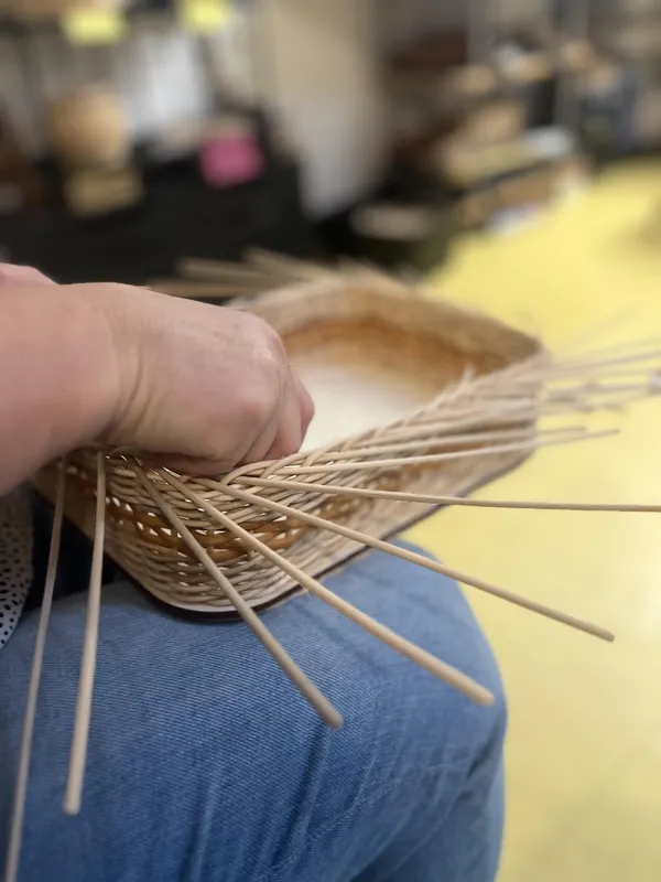 Créez votre plateau apéritif rectangulaire en rotin et cuir - Image n°2 - Wecandoo