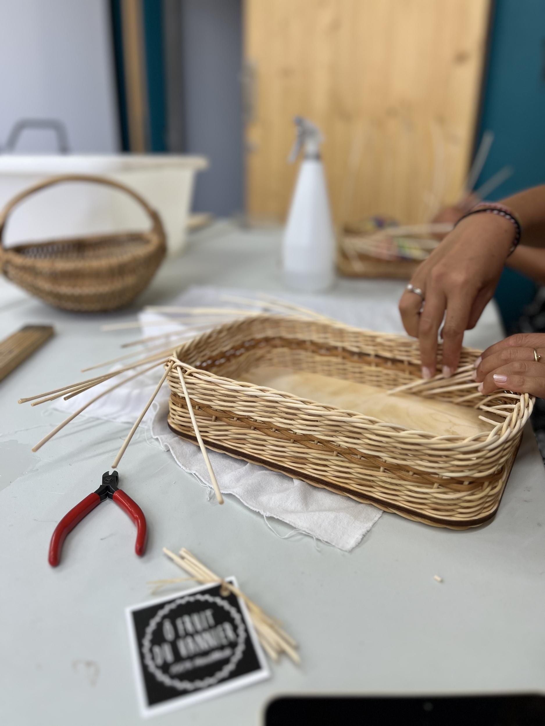 Créez votre plateau apéritif rectangulaire en rotin et cuir - Image n°3 - Wecandoo