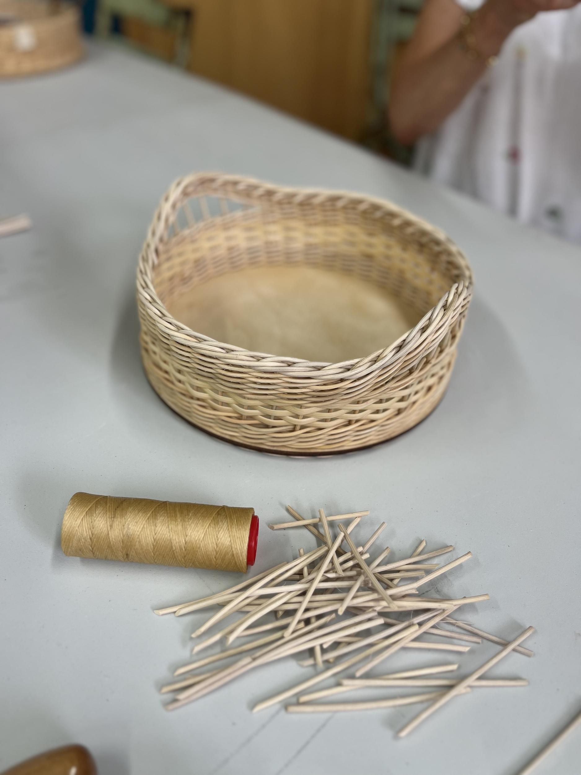 Réalisez votre plateau apéritif rond en rotin et cuir - Image n°7 - Wecandoo