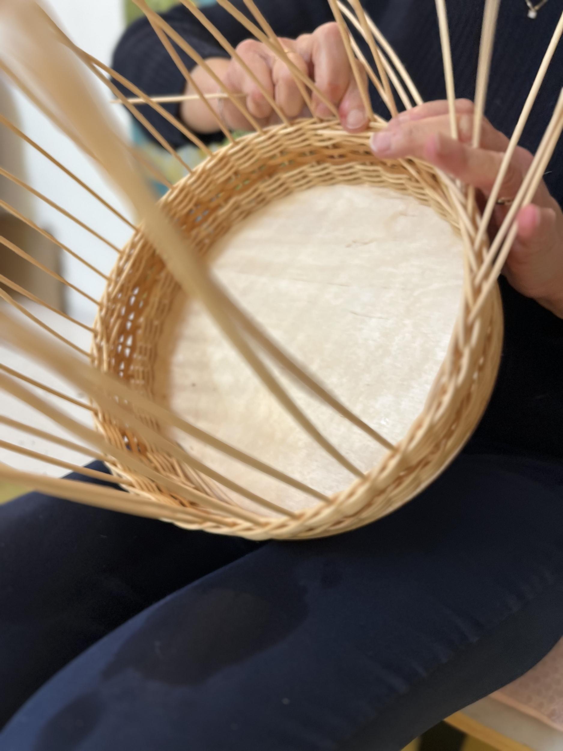 Réalisez votre plateau apéritif rond en rotin et cuir - Image n°5 - Wecandoo