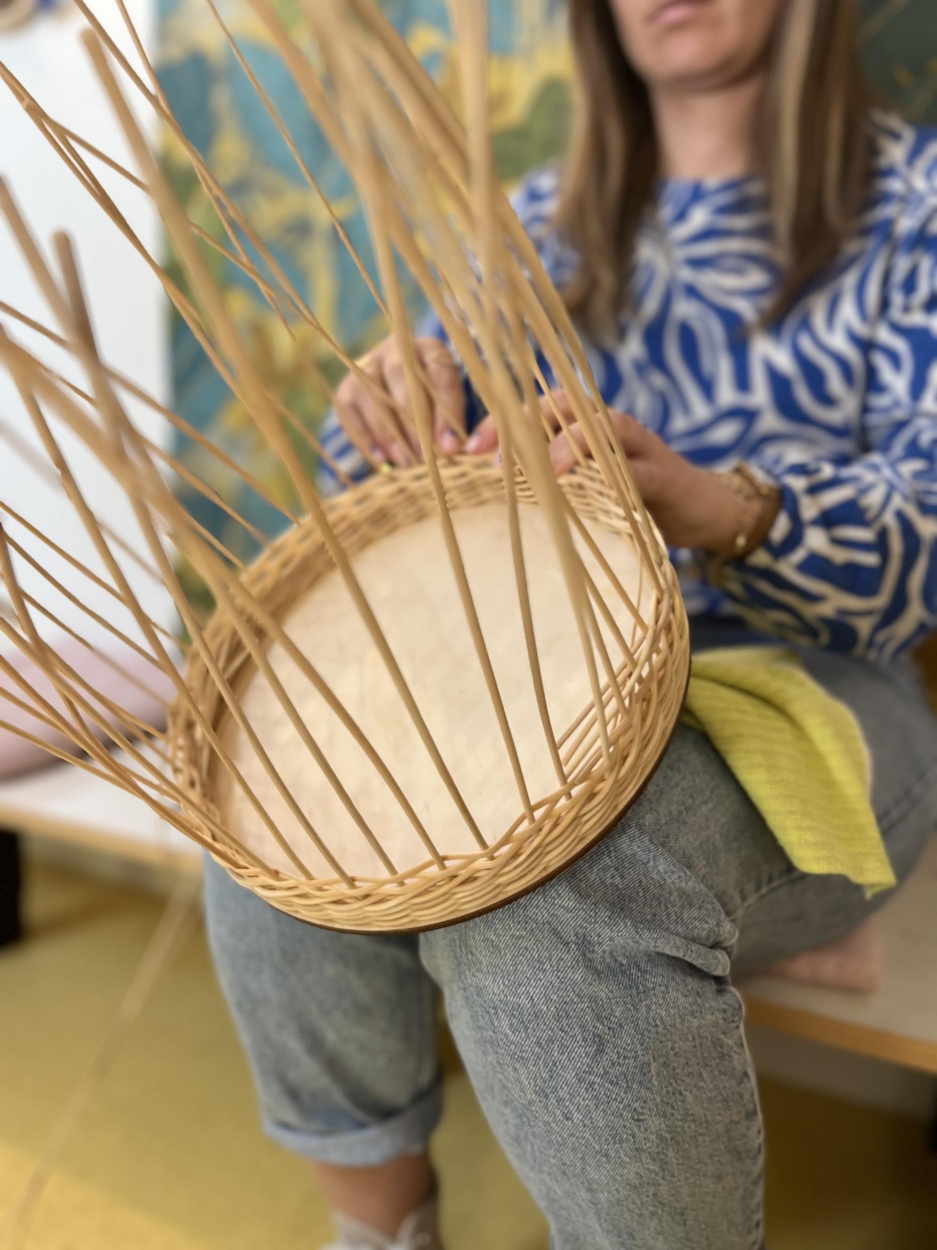 Réalisez votre plateau apéritif rond en rotin et cuir - Image n°3 - Wecandoo