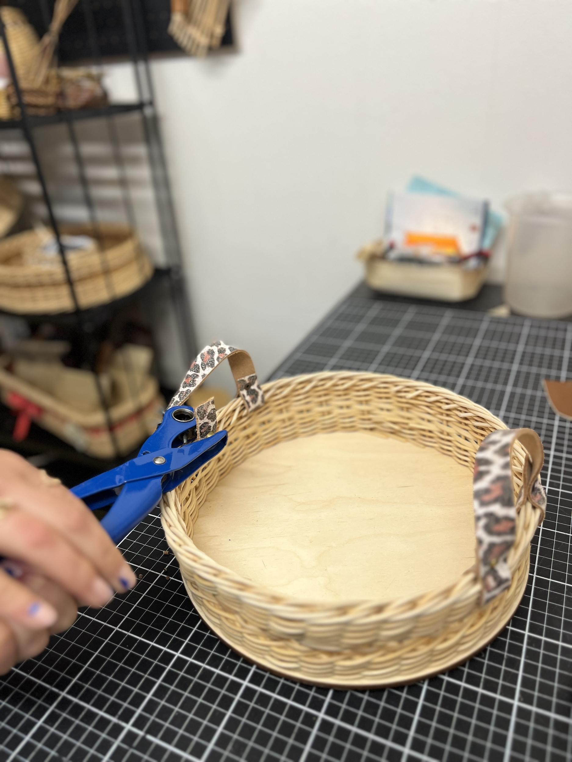 Réalisez votre plateau apéritif rond en rotin et cuir - Image n°8 - Wecandoo