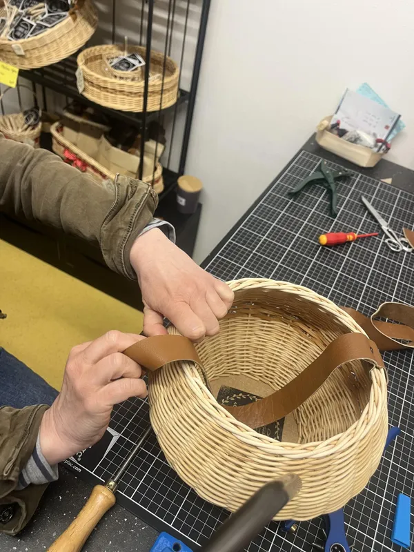 Réalisez votre panier en rotin et son anse en cuir - Image n°4 - Wecandoo