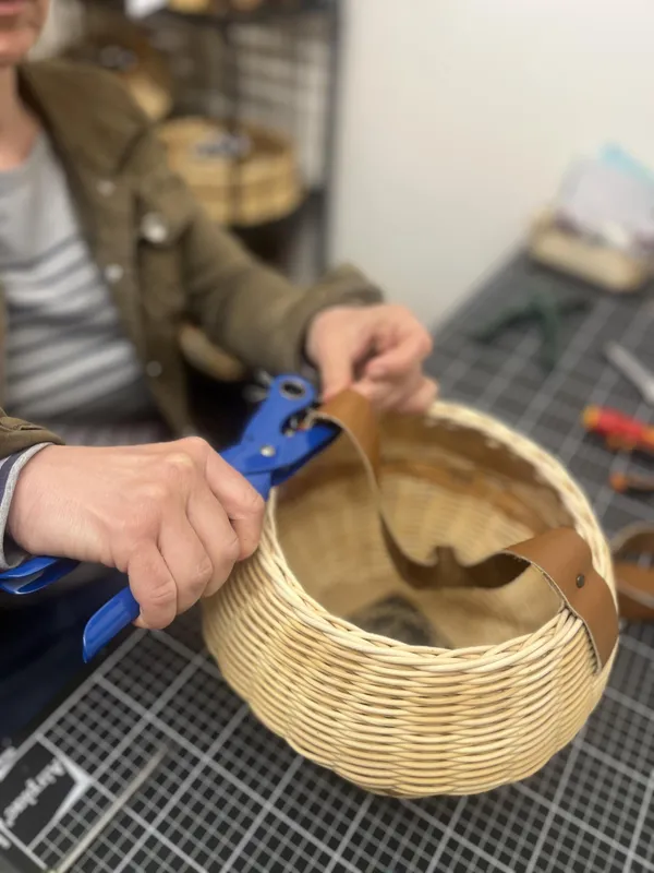 Réalisez votre panier en rotin et son anse en cuir - Image n°2 - Wecandoo