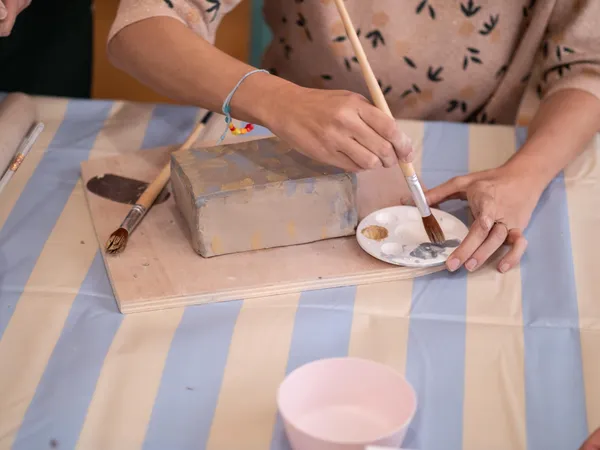 Modelez et décorez votre beurrier breton avec Cécile - Image n°4 - Wecandoo